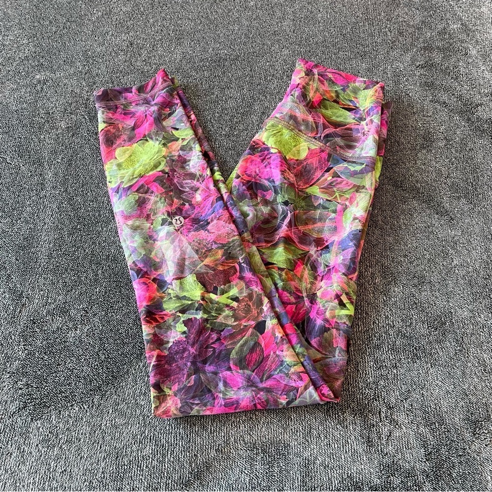 Lululemon Wunder Train High-Rise Tight 25"
Vivid Floral Tone Multi Size 4 - Picture 7 of 12